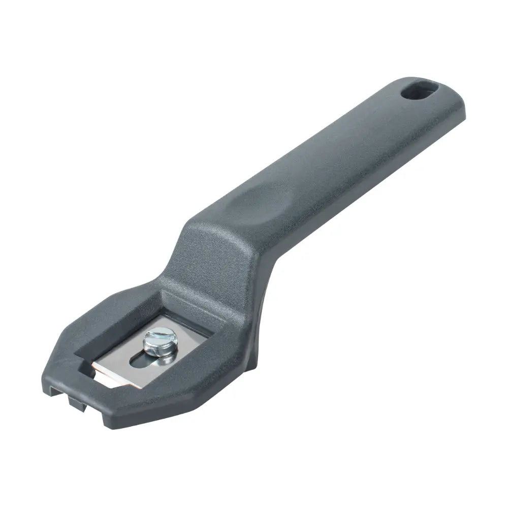 En un fondo blanco, el cortador de cantos en primer plano junto a su cuchilla