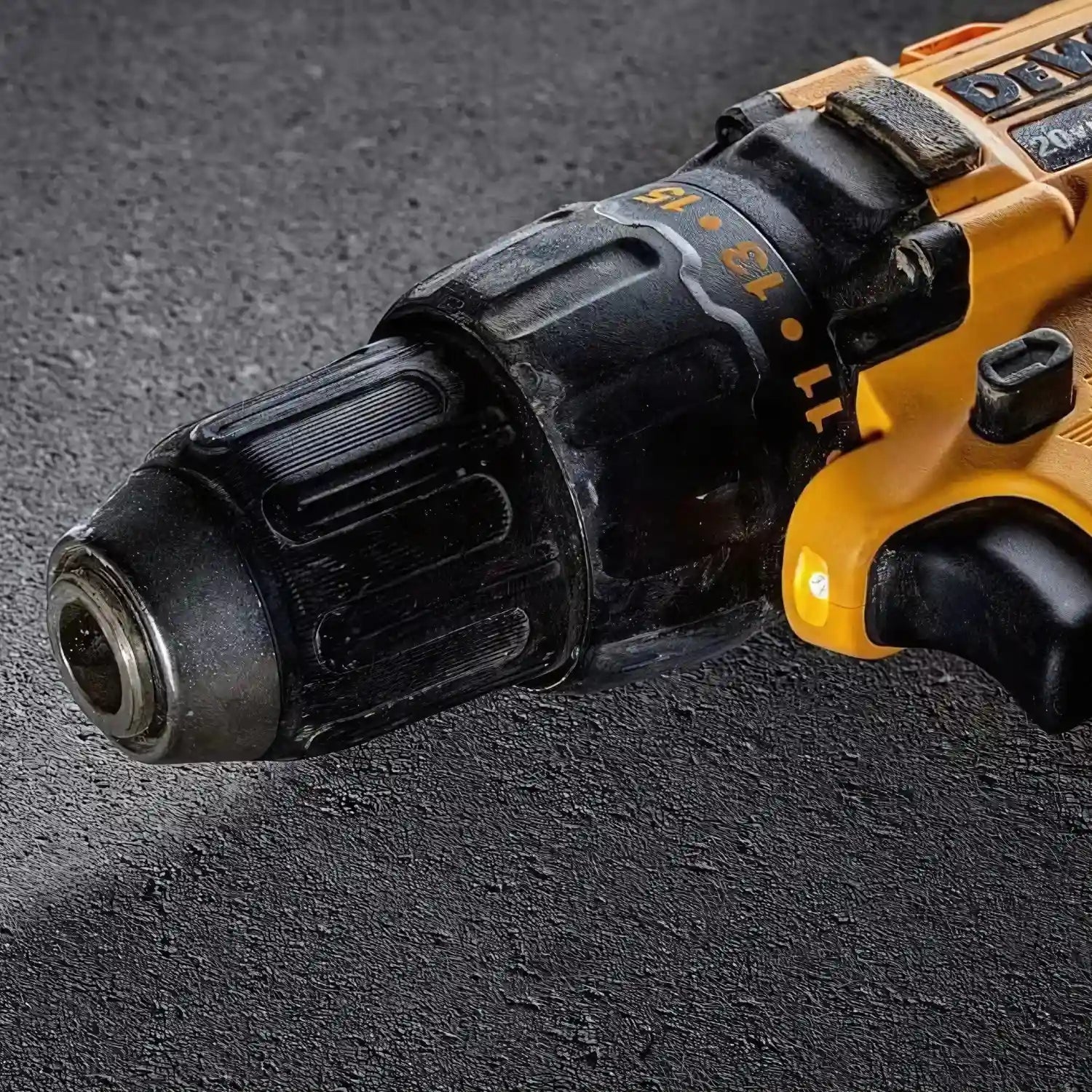 Taladro Atornillador 1/2" DEWALT 20V MAX + 2 Baterías 2.0 AH y Cargador - DCD7771D2-B2