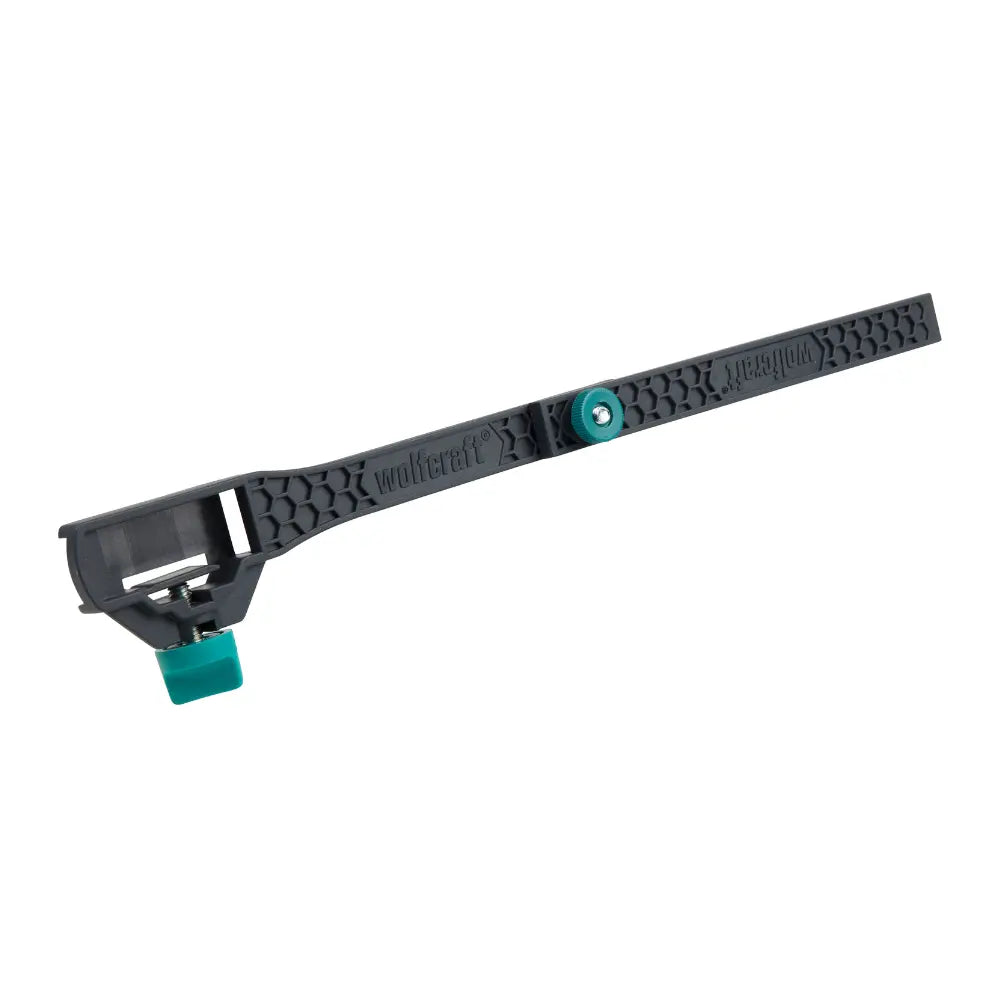 Adaptador de mediciones interiores wolfcraft extendido y colocado sobre un fondo blanco