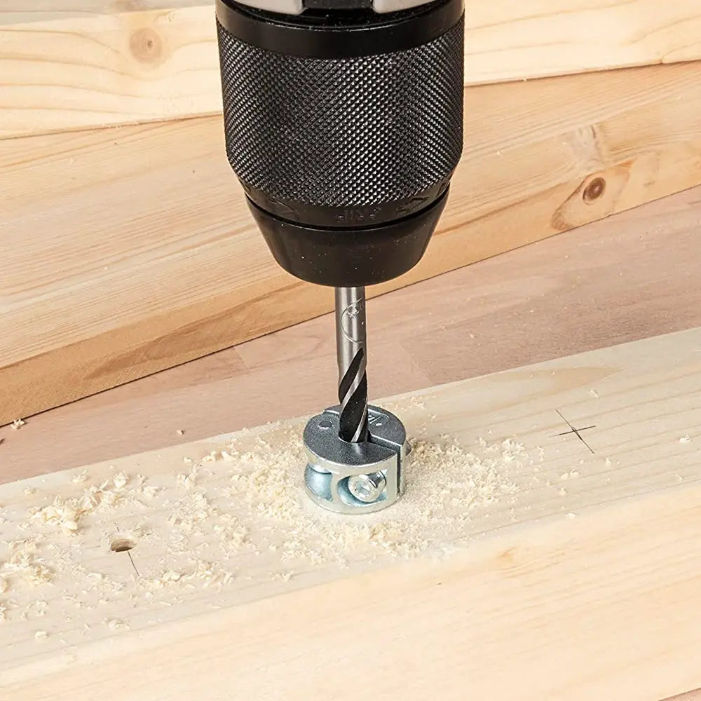De cerca, la broca junto a su tope de profundidad realizando una perforación en una pieza de madera