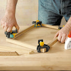 Cuatro piezas de madera siendo sujetadas en sus cuatro esquinas por prensas wolfcraft, formando un marco perfecto