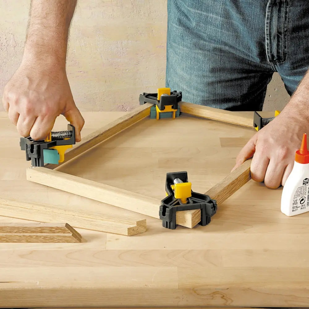 Cuatro piezas de madera siendo sujetadas en sus cuatro esquinas por prensas wolfcraft, formando un marco perfecto