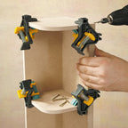 Cuatro prensas Wolfcraft sujetando cuatro piezas de madera mientras se unen las piezas a 90 grados para crear un mueble