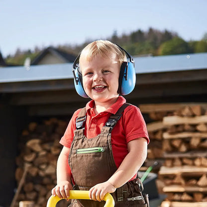 El hijo de un carpintero usando sus audífonos wolfcraft para reducir el ruido generado por las herramientas en el taller