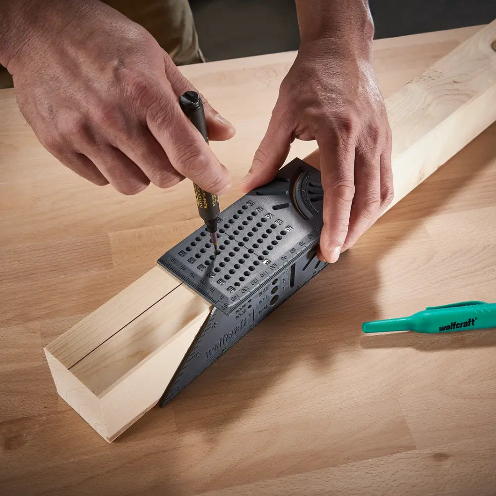 Escuadra siendo utilizada como un gramil y marcando una linea sobre una viga de madera