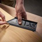 Escuadra en primer plano siendo utilizada para marcar un ángulo específico