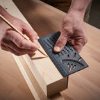 Una escuadra carpintera utilizando su función como regla milimétrica y marcando en un ángulo preciso de 90 grados