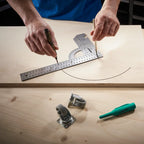 Carpintero utilizando la escuadra para dibujar un círculo perfecto